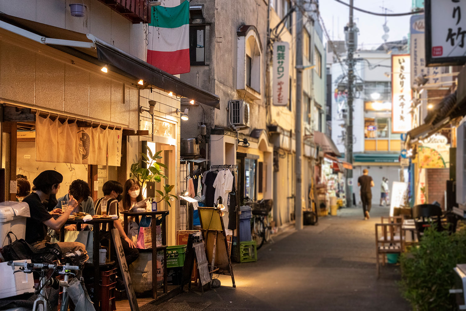 学芸大学東口商店街（徒歩15分）